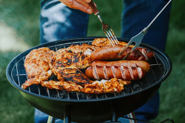 グリルで肉とソーセージを焼く様子