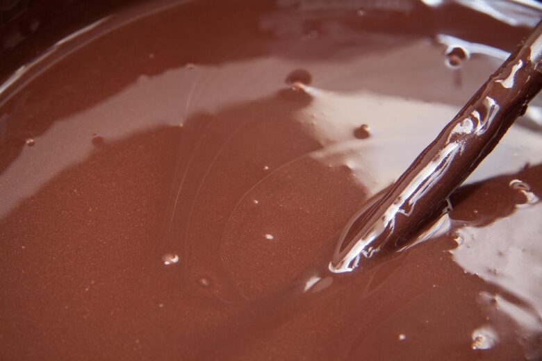スプーンでかき混ぜる溶けたチョコレート