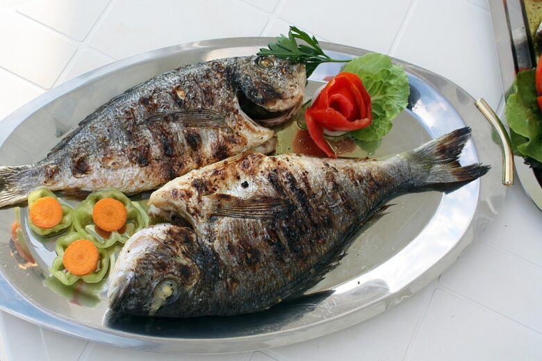 皿に盛りつけた焼き魚