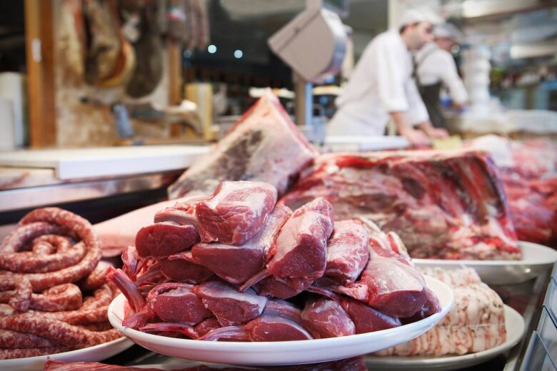 精肉店のショーケースに並ぶ肉