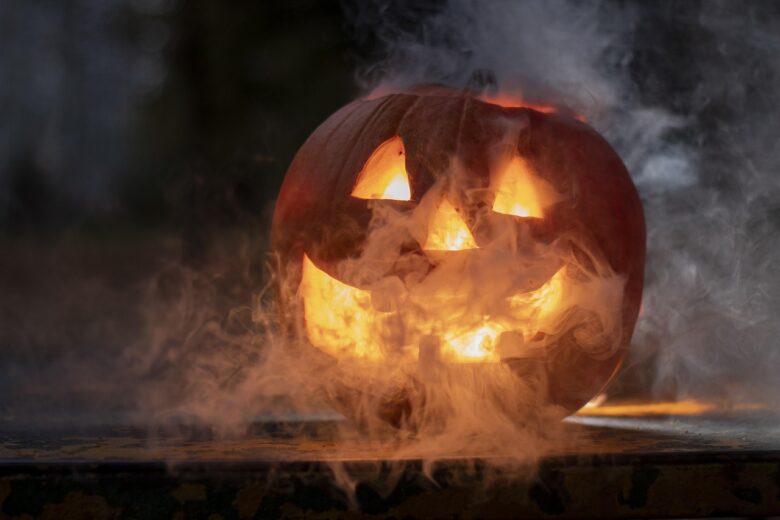 煙の中で光るハロウィンのかぼちゃ