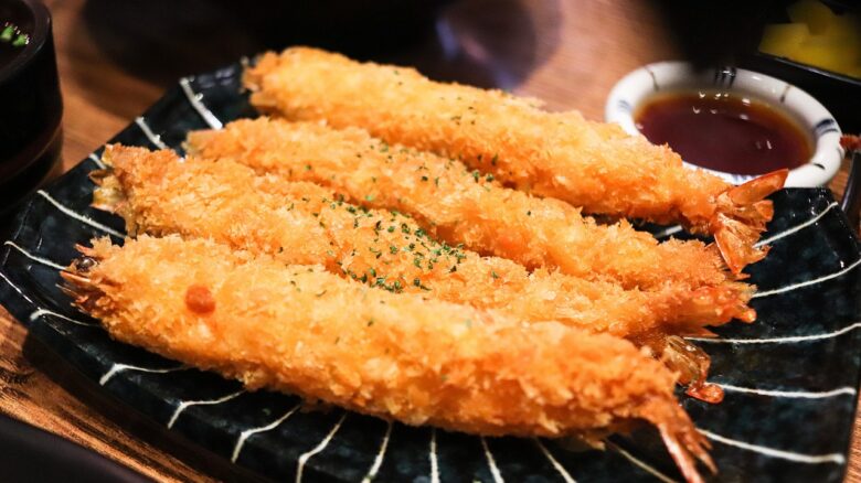 皿に並んだエビフライ