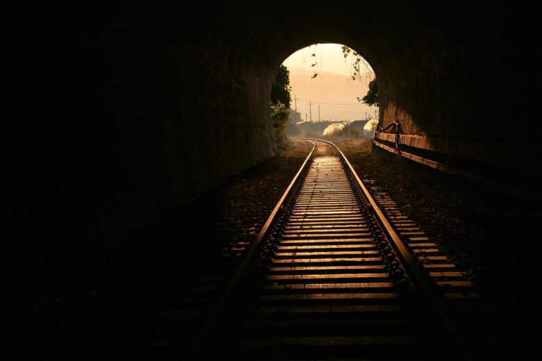 線路の先に見えるトンネルの出口の光