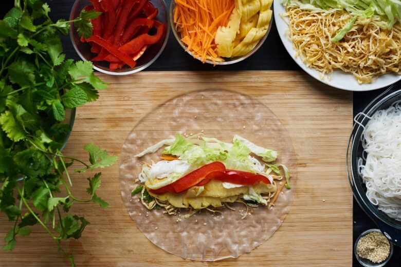 ライスペーパーに野菜をのせて巻く手元