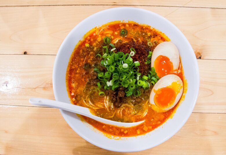 赤いスープの辛いラーメン