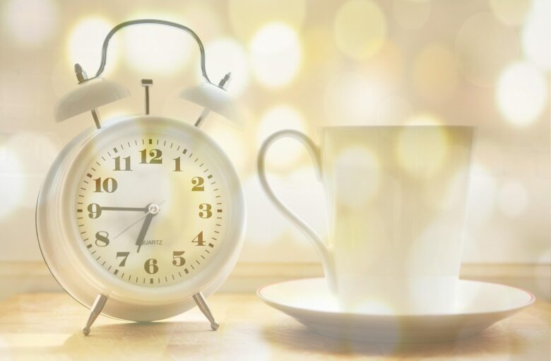 目覚まし時計とコーヒーカップ