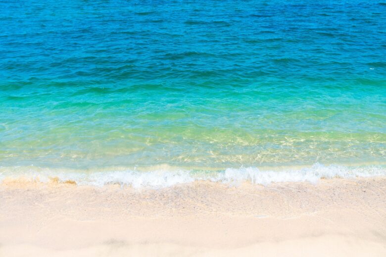 透き通った青い海と白い砂浜