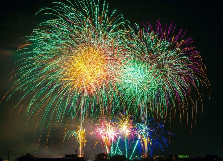 夜空いっぱいに上がる色とりどりの花火