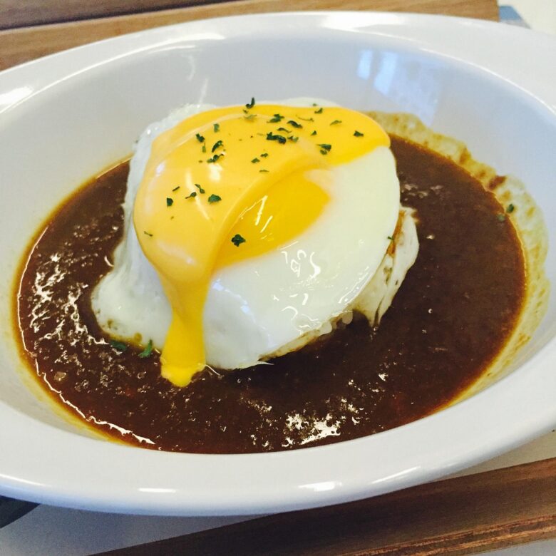 目玉焼きをのせたカレーライス