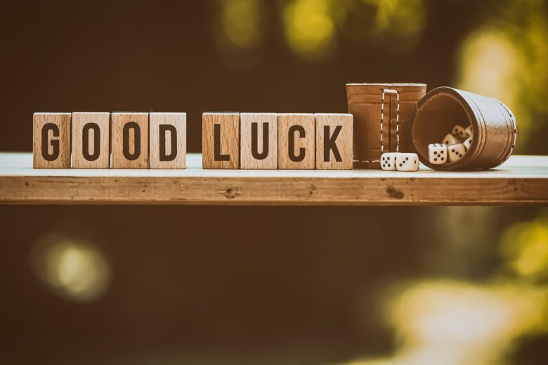 GOOD LUCKの文字とサイコロ