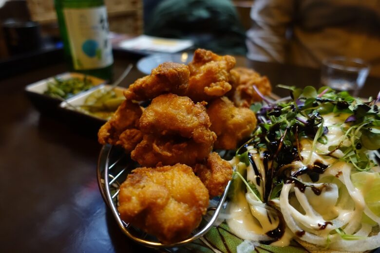 皿に盛られた揚げたての唐揚げ