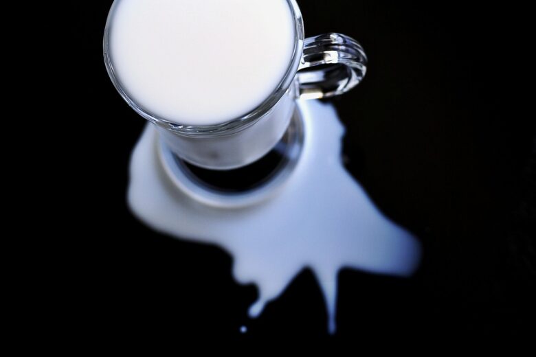 こぼれた牛乳とグラス