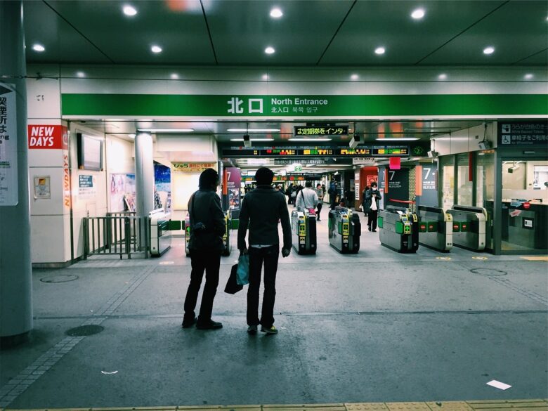 人が行き交う駅の改札口