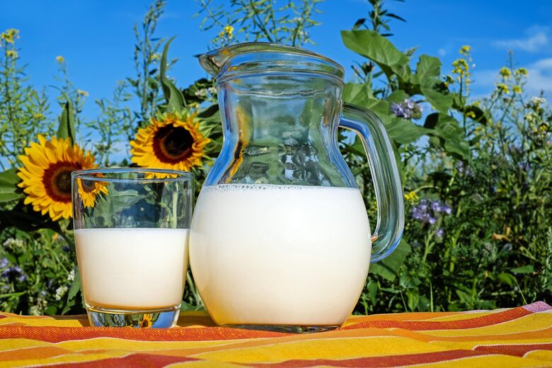 【夢占い】牛乳の夢の意味とは?白くやさしい一杯が伝える、愛されたい気持ちと心の栄養のサイン